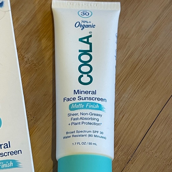 COOLA MINERAL FACE SUNSCREEN! 30 SPF MATTE FINISH! BNIB - Picture 3 of 10